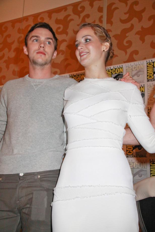 Jennifer Lawrence und Nicholas Hoult posieren zusammen bei der Comic-Con.