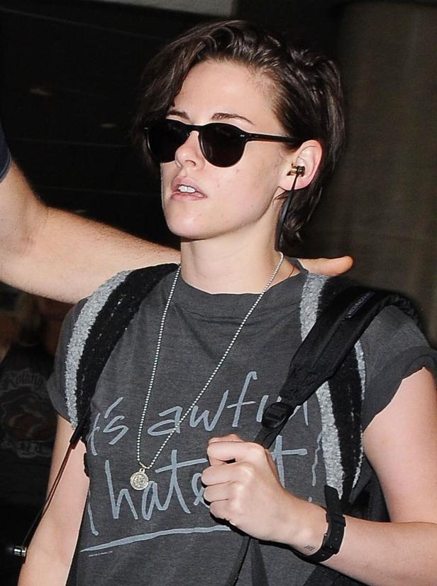 Kristen Stewart mit Sonnenbrille und Rucksack.