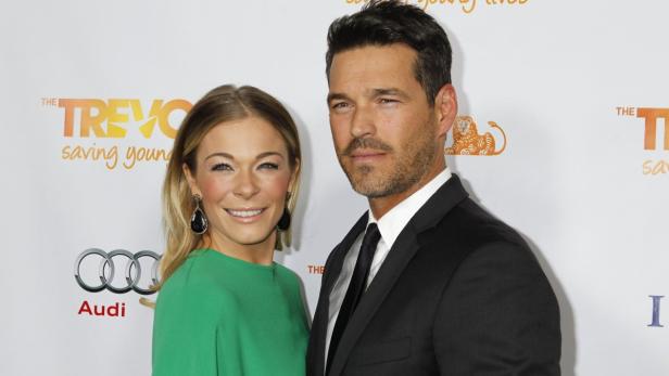 LeAnn Rimes und Eddie Cibrian posieren auf einer Veranstaltung.