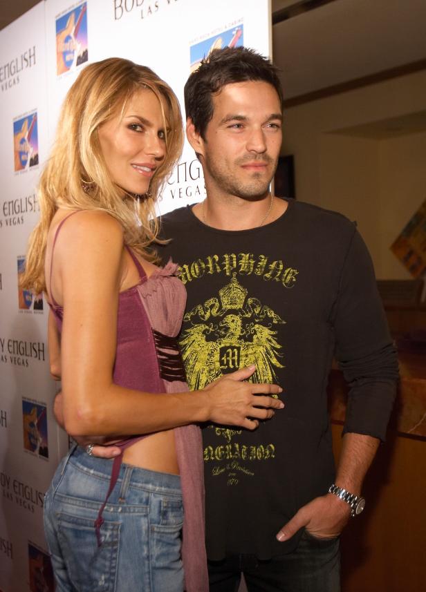 Eine Frau und ein Mann posieren auf einer Veranstaltung in Las Vegas.