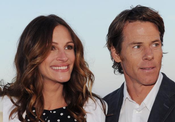 Julia Roberts und Dermot Mulroney posieren zusammen.