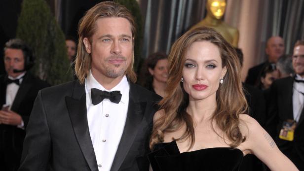 Brad Pitt und Angelina Jolie posieren auf dem roten Teppich.