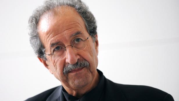 Ein Porträt des Schriftstellers Amos Oz mit Brille und Schnurrbart.