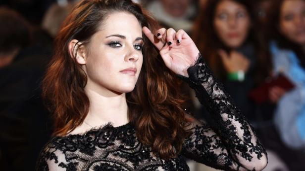 Kristen Stewart in einem schwarzen Spitzenkleid auf einem Event.