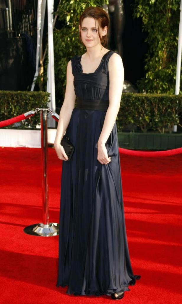 Kristen Stewart auf dem roten Teppich in einem langen, dunklen Kleid.