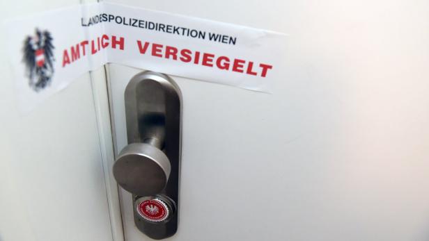 Eine Tür ist mit einem Siegel der Landespolizeidirektion Wien versehen.