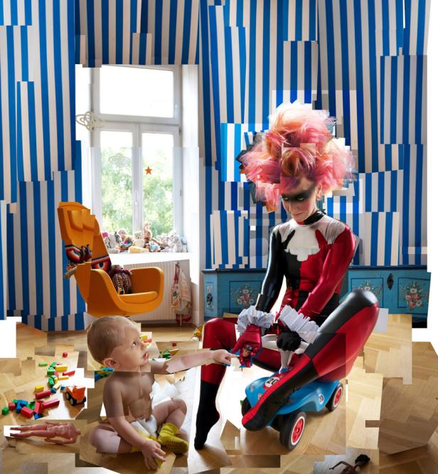 Eine als Harley Quinn verkleidete Person sitzt auf einem Spielzeugauto, während ein Baby nach ihr greift.