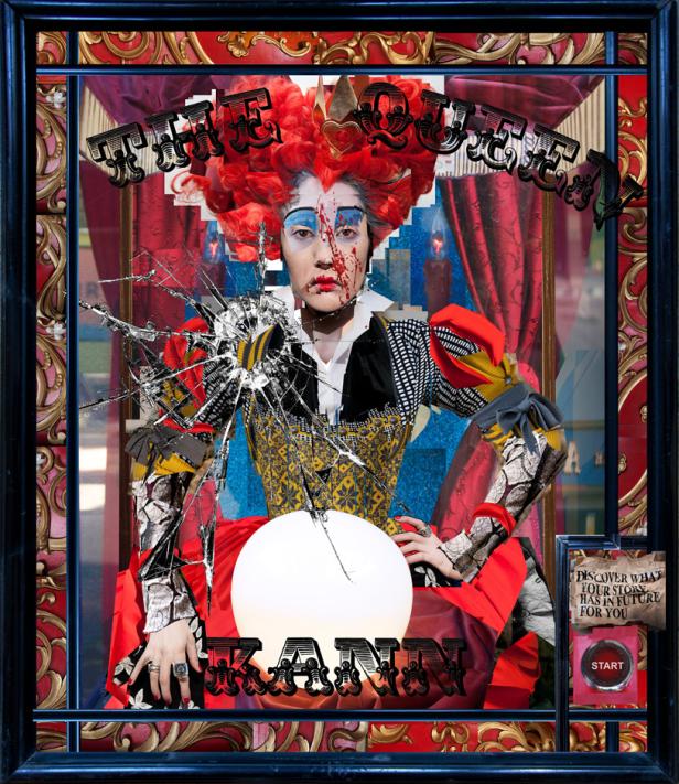 Eine Frau, geschminkt als Herzkönigin, posiert vor einem zerbrochenen Spiegel mit der Aufschrift „The Queen“.