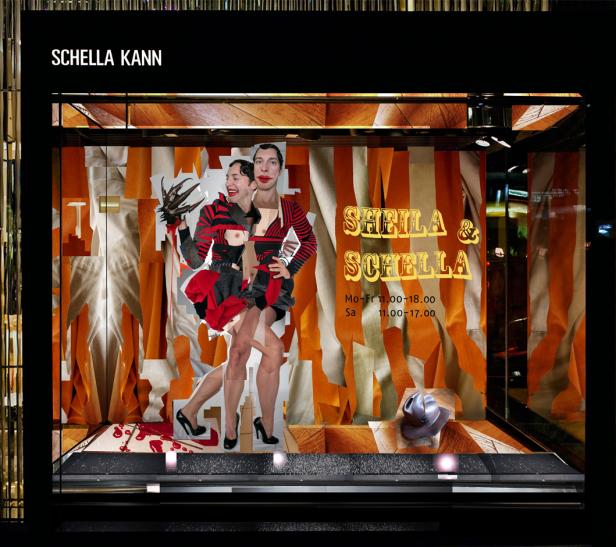 Ein Schaufenster der Marke „Schella Kann“ mit einer Collage zweier Frauenfiguren.