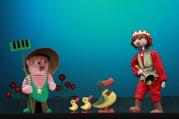 Ein Puppenspiel mit einem Gärtner, einer Königin und Enten.