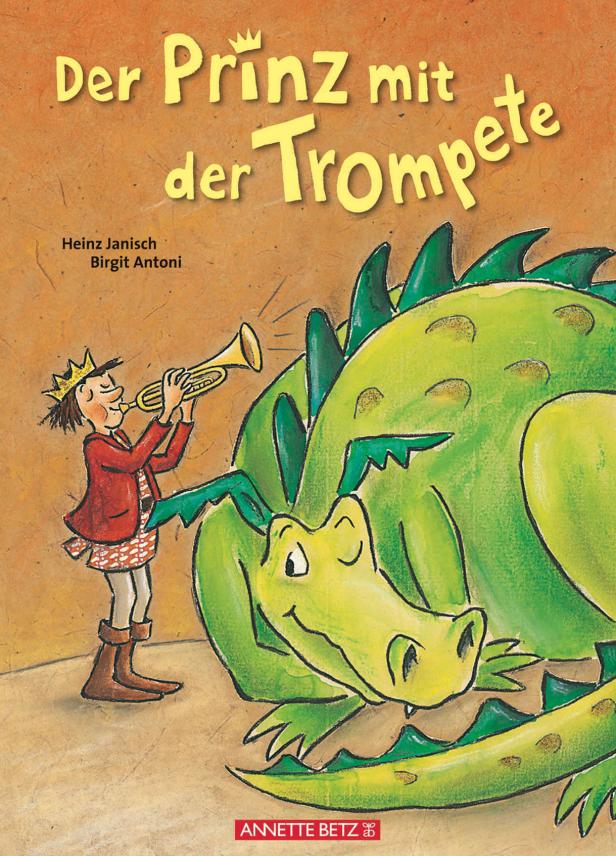 Ein Prinz mit Krone spielt Trompete vor einem grünen Drachen.