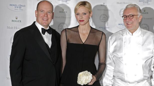 Fürst Albert II. von Monaco, Charlène von Monaco und Alain Ducasse posieren für ein Foto.