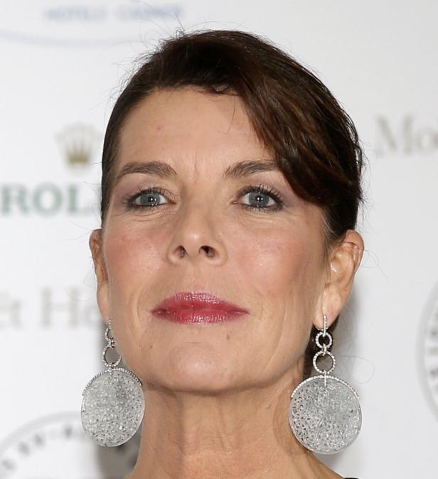 Porträt von Prinzessin Caroline von Hannover mit auffälligen Ohrringen.