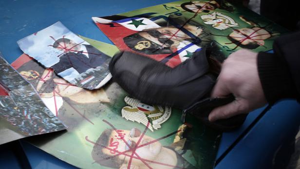 Ein Schuh für den Diktator – Zeichen der höchsten Verachtung für Präsident Assad. Ein Schuh für den Diktator – Zeichen der höchsten Verachtung für Präsident Assad.