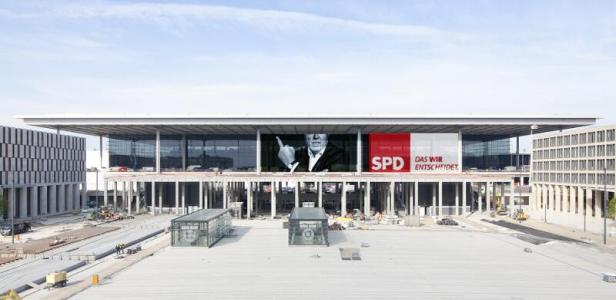 Das Willy-Brandt-Haus in Berlin zeigt ein Wahlplakat der SPD mit einem Mann, der den Mittelfinger zeigt.