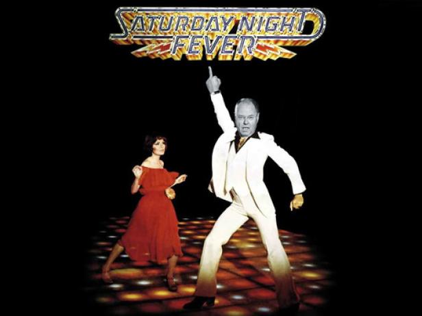 Ein Mann im weißen Anzug tanzt im Stil von „Saturday Night Fever“.
