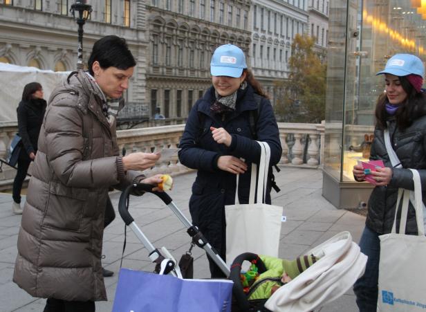 Zwei Frauen mit Kinderwagen unterhalten sich auf der Straße.