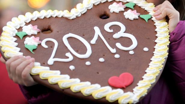 Ein Lebkuchenherz mit der Aufschrift „2013“ wird gehalten.