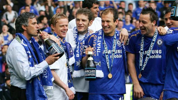 José Mourinho und Chelsea-Spieler feiern mit Champagner den Gewinn der Premier League 2004/05.