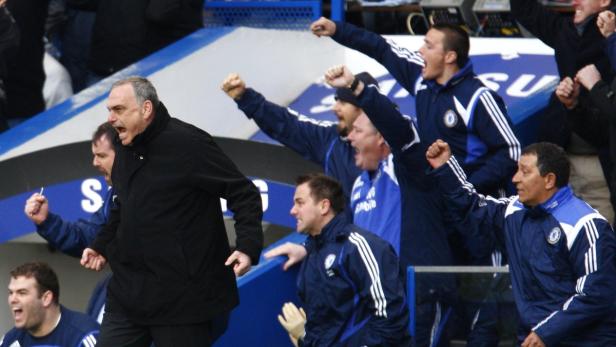 Der Trainer und das Team von Chelsea jubeln auf der Bank.