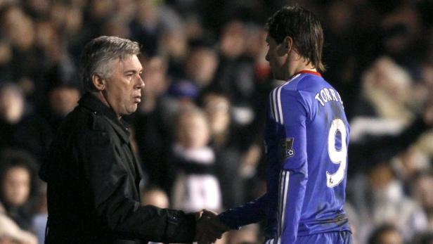 Carlo Ancelotti schüttelt die Hand von Fernando Torres.