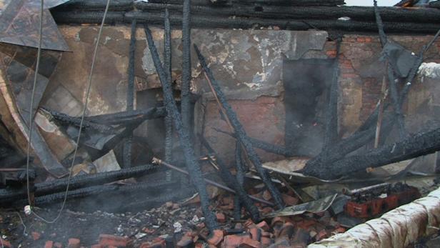 Die Überreste eines durch ein Feuer zerstörten Gebäudes.