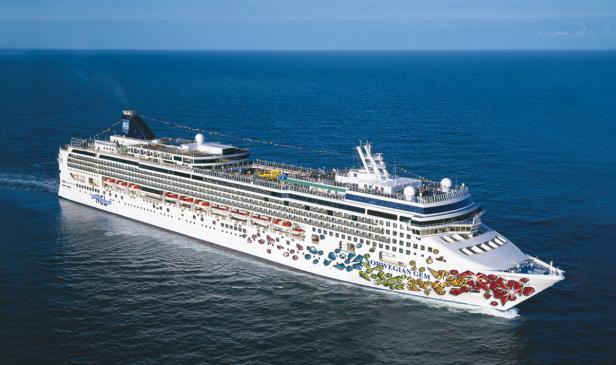 Die „Norwegian Gem“ kreuzt auf dem offenen Meer.
