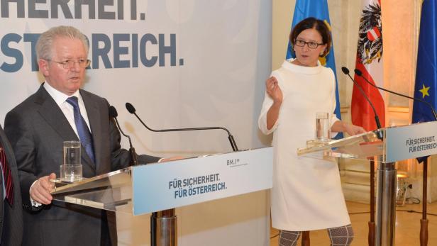 Zwei Personen stehen an Rednerpulten mit der Aufschrift „Für Sicherheit. Für Österreich.“.