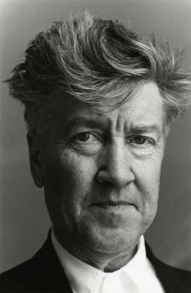 Schwarzweiß-Porträt von David Lynch mit seinem charakteristischen Haar.