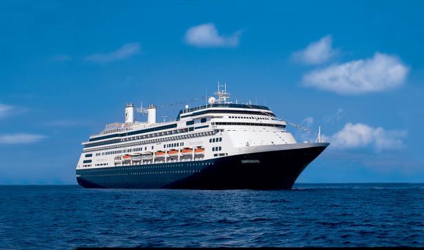 Das Kreuzfahrtschiff „Amsterdam“ fährt auf dem offenen Meer.