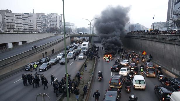 Taxifahrer protestierten mit brennenden Reifen