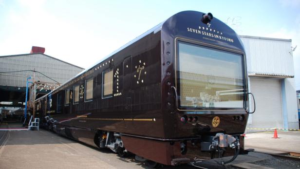 Der Luxuszug „Seven Stars in Kyushu“ steht auf einem Abstellgleis.