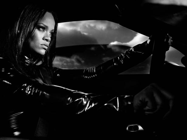 Schwarzweißaufnahme von Rihanna am Steuer eines Autos.