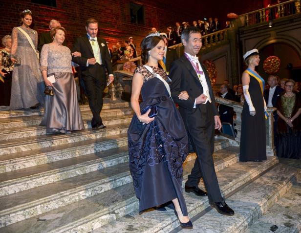 Prinzessin Sofia und ein Mann in Abendgarderobe schreiten eine Treppe hinunter.