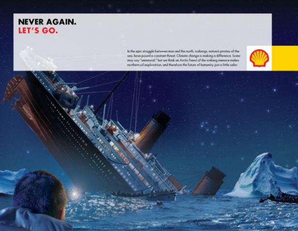 Ein sinkendes Schiff im Meer, mit Eisbergen und Rettungsbooten in der Nähe.