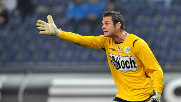 Ein Torwart in gelbem Trikot dirigiert das Spiel.