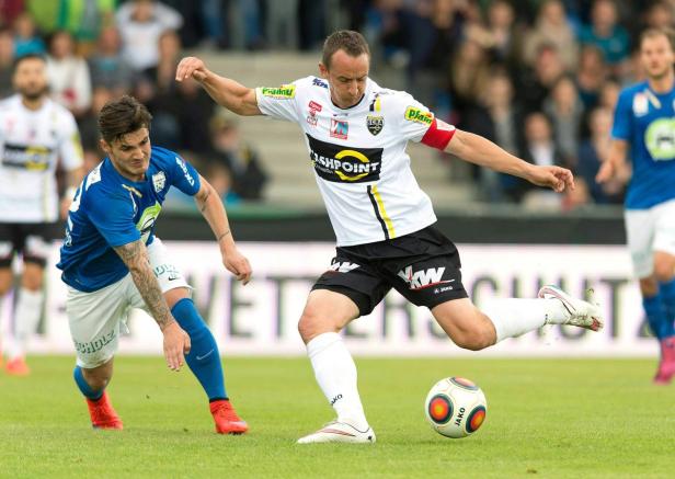 Ein Fußballspieler schießt den Ball während eines Fußballspiels.