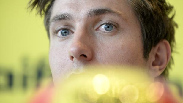 Nahaufnahme des Gesichts eines Mannes mit hellblauen Augen.