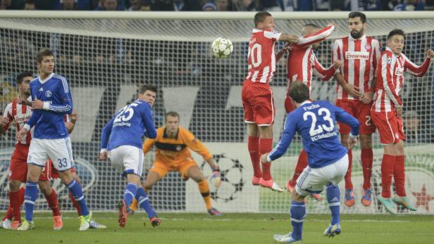 Fußballspieler während eines Spiels in der Nähe des Tors.