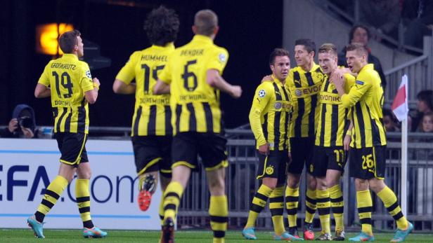 Spieler von Borussia Dortmund feiern gemeinsam auf dem Fußballfeld.
