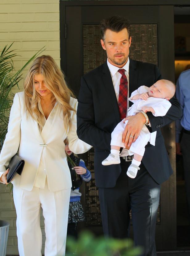 Josh Duhamel und Fergie verlassen mit ihrem Baby eine Kirche.