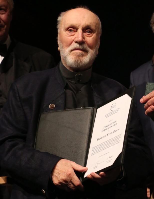 Kurt Masur hält eine Urkunde des Europäischen Dirigenten-Preises.