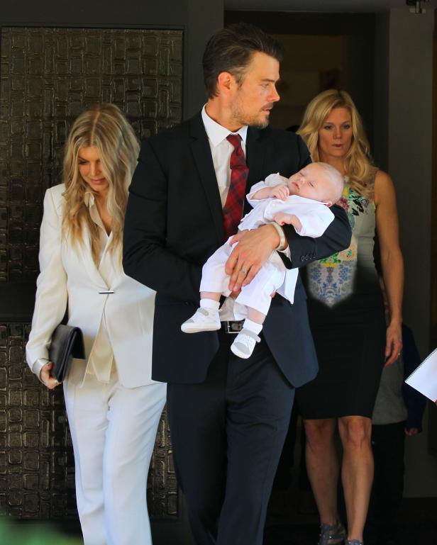 Josh Duhamel und Fergie verlassen mit ihrem Baby eine Kirche.