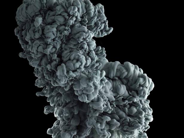 Eine Wolke aus grauer Farbe vor einem schwarzen Hintergrund.