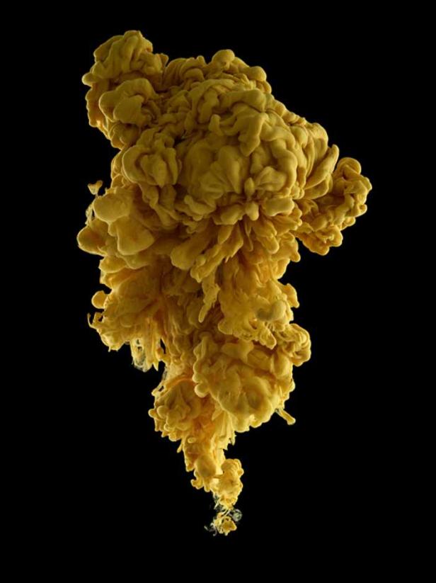 Eine Wolke aus goldener Farbe vor einem schwarzen Hintergrund.