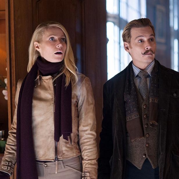 Gwyneth Paltrow und Johnny Depp schauen überrascht in eine Richtung.