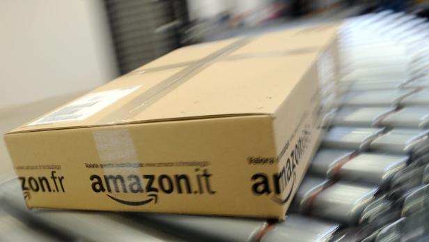 Ein Amazon-Paket auf einem Förderband.