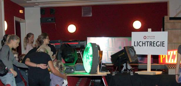 Menschen betrachten die Lichttechnik im „Theater der Jugend“.