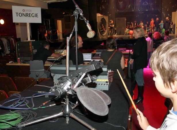 Ein Blick in die Tonregie eines Theaters während einer Aufführung.