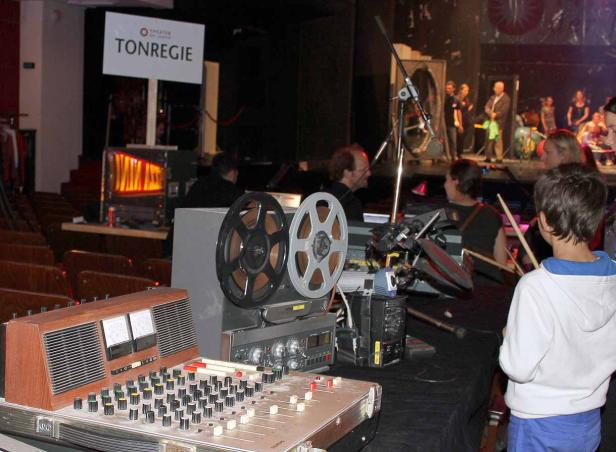 Ein Tonregieplatz mit Mischpult, Tonbandgerät und Blick auf die Bühne.